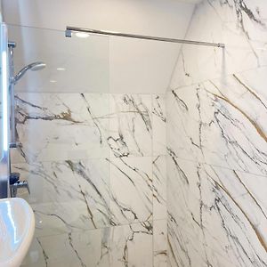 Kleine Kamer met Twee Aparte Bedden in de Zolder